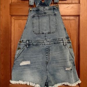 Oversized overall shorts